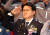 황운하 대전지방경찰청장이 2019년 12월 31일 오후 대전시 서구 둔산동 대전지방경찰청에서 열린 자신의 이임식에서 국기에 대한 경례를 하고 있다.당시 경찰청은 황운하가 수사대상이란 이유로 사표를 수리하지 않았다. 연합뉴스