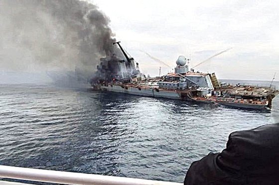 러시아 흑해함대의 기함인 모스크바함(만재 1만1490t)이 지난 13일 우크라이나 남부 해안도시 오데사에서 우크라이나군이 쏜 대함 미사일 넵튠 2발을 맞고 침몰하고 있다. 2010년 재취역한 모스크바함은 미사일 순양함으로 가격은 7억5000만 달러다. 사진은 트위터에서 공개된 모스크바함의 침몰 전 모습. 상당히 신빙성이 있지만 진위가 파악된 것은 아니다. 여전히 러시아는 사고라고 주장한다.