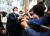 윤석열 대통령 당선인이 22일 부산 해운대구 반송큰시장을 방문해 시민들과 인사를 나누고 있다. [뉴스1]