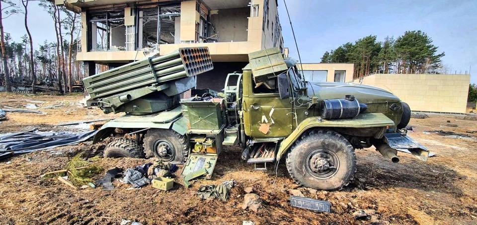 스타브니처의 파괴된 신축 저택과 러시아군 무기. 그는 러시아군이 자신의 집에 군용차량과 무기들을 배치하고 키이우를 포격하자 우크라이나군에 저택 좌표를 주고 포격을 요청했다. [사진 페이스북]
