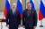 블라디미르 푸틴 러시아 대통령(왼쪽)은 최근 언론에 얼굴과 목이 부은 모습이 자주 노출돼 건강이상설이 제기된 바 있다. 사진은 12일 올레그 스크리포치카 우주 비행사에게 훈장을 수여하는 모습. 연합뉴스