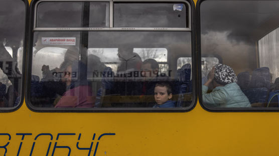 “우크라 마리우폴서 민간인 태운 피란버스 4대 빠져나왔다”