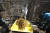 곰보금자리프로젝트 활동가들이 사육장 내실에 있던 지푸라기를 걷어내고 있다. 김성룡 기자