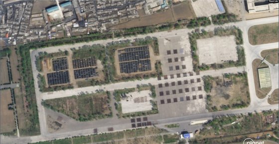 북한 평양의 미림비행장 인근 열병식 훈련장을 지난 18일 촬영한 민간 위성사진(플래닛랩스 제공)에 많은 병력과 차량이 보인다. VOA 화면 캡처
