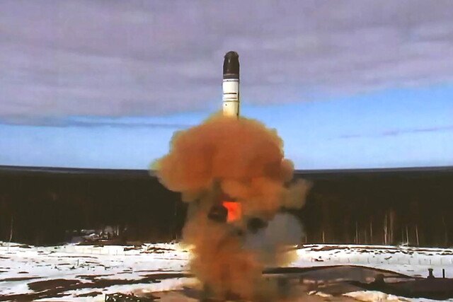 러시아가 20일(현지시각) 차세대 대륙간탄도미사일(ICBM)인 RS-28 ‘사르맛’을 첫 시험발사했다. 타스=연합뉴스