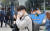 22일 오후 서울 세종대로를 지나는 한 시내버스 창문에 오는 26일 시내버스 총파업을 예고하는 팻말이 걸려 있다. [연합뉴스]