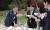 문재인 대통령이 25일 오후 청와대 녹지원에서 열린 출입기자 간담회에서 건배를 하고 있다. 연합뉴스
