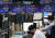 지난 22일 오후 서울 중구 하나은행 본점 딜링룸에서 직원들이 업무를 보고 있다. [연합뉴스]