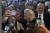 마린 르펜 후보가 21일(현지시간) 프랑스 북부 아라스를 방문해 지지자들과 '셀카'를 찍고 있다. [AP= 연합뉴스]