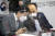 추경호 경제부총리 후보자(오른쪽)가 25일 서울 종로구 인수위원회 회의실에서 열린 제7차 전체회의에서 이용호 정무사법행정분과 간사와 대화하고 있다.인수위사진기자단 