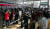 지난 20일 인천국제공항 출국장 체크인 카운터가 붐비고 있다. 뉴스1