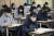 지난달 24일 서울 영등포구 여의도여고에서 고3 학생들이 시험을 보고 있다. [뉴스1]