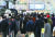 코로나19 거리두기 해제 이후 첫 주말을 앞둔 22일 오전 김포공항 국내선 청사가 여행객들로 붐비고 있다. [연합뉴스]