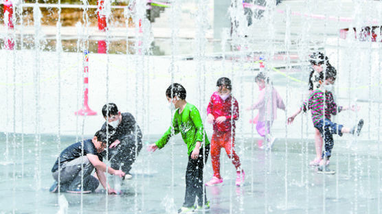 [사진] 때이른 더위에 ‘물’ 만난 아이들 … 오늘은 빗방울