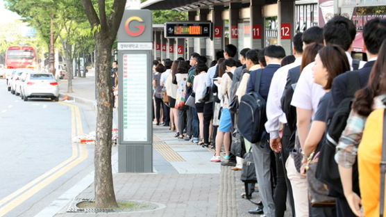 경기도 버스 40%, 공공 버스 멈춰서나…오늘밤이 고비