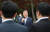 문재인 대통령이 25일 청와대 녹지원에서 열린 출입기자 간담회에서 인사말을 하고 있다. 연합뉴스
