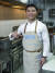 유현수 셰프가 22일 자신이 운영하는 서울 종로구 식당 주방에서 WFP(유엔세계식량계획) 로고가 박힌 앞치마를 입고 있는 모습. 김성룡 기자