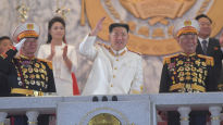 김정은, 군복 입고 열병식 나타나 "핵무력 사용"