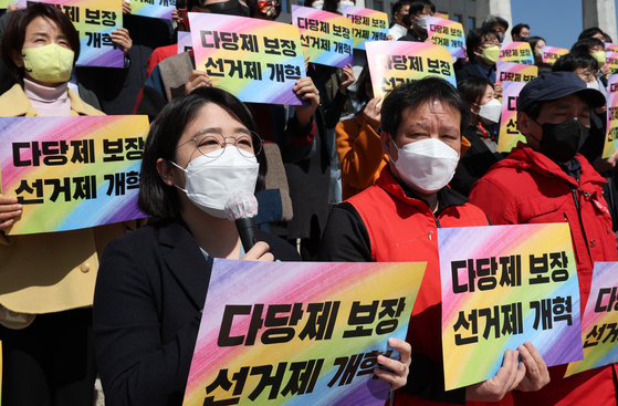 기본소득당 용혜인 의원이 지난달 28일 국회 본관 계단 앞에서 열린 다당제 정치개혁을 촉구하는 기자회견에서 발언하고 있다. 김상선 기자