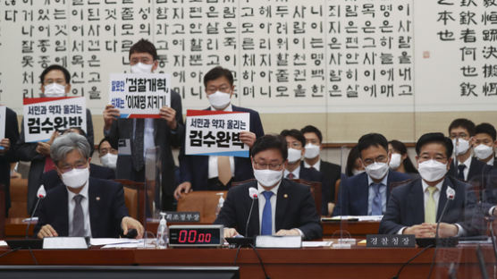 [속보] 민주당 '기립표결'로…'검수완박법' 법사위 전체회의 의결