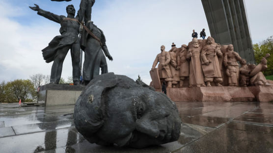 우크라, 러시아 지우기 나섰다...키이우서 우정동상 '참수' 
