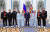푸틴 러시아 대통령이 26일 크렘린 궁에서 열린 2022 베이징 동계올림픽 메달리스트 시상식에 참석해 금메달리스트들과 기념사진을 촬영하고 있다. 로이터=연합뉴스