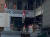 서울 금천구의 한 다세대주택에 빨간색 페인트를 뒤집어쓴 마네킹 수십개가 설치됐다. [온라인커뮤니티 캡처]
