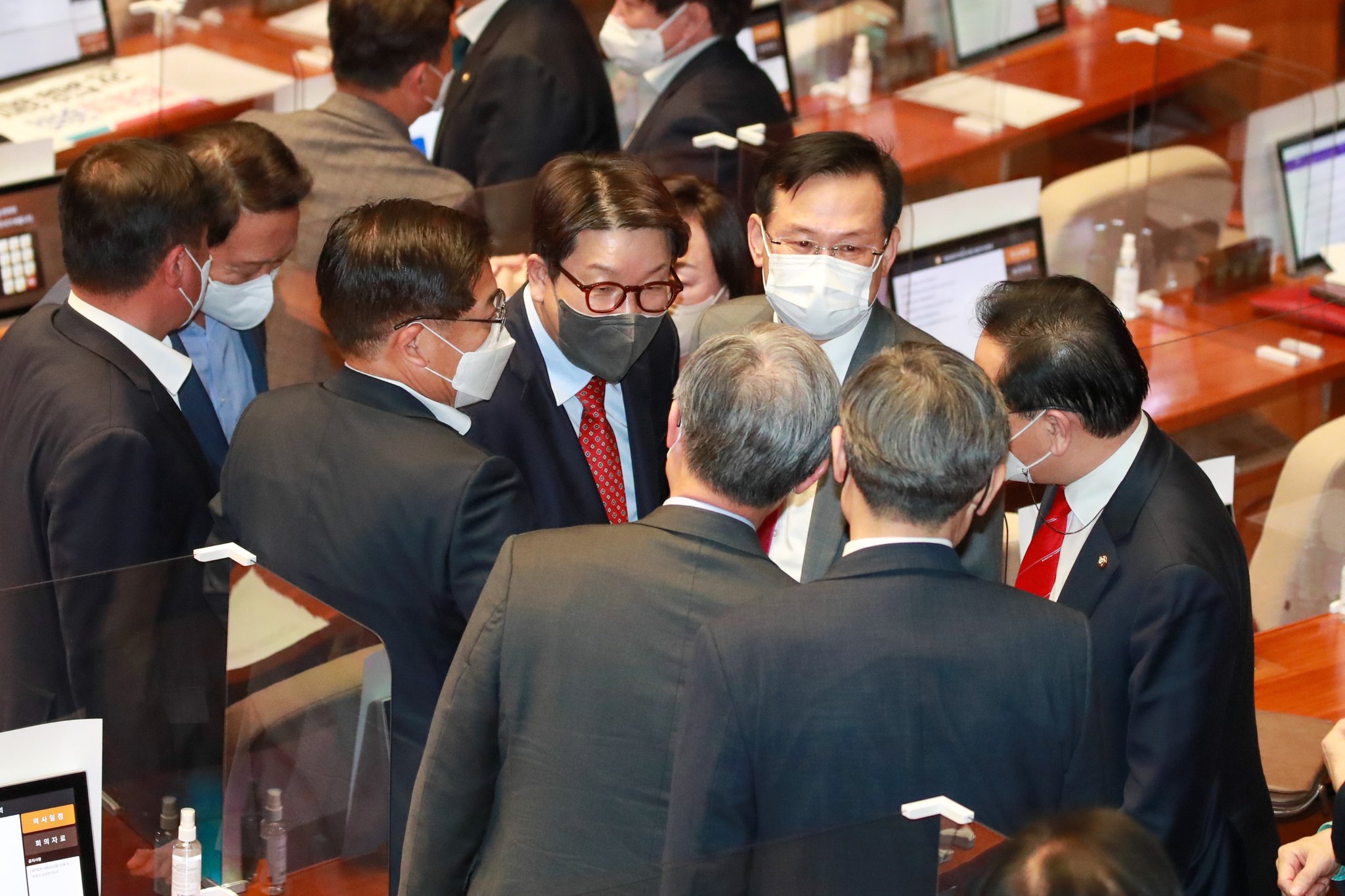 권성동 국민의힘 원내대표가 27일 검찰 수사권과 기소법 분리 법안 처리를 위해 열린 국회 본회의에서 필리버스터를 마치고 동료의원들과 인사하고 있다. 김상선 기자 