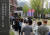 거리두기 해제 후 첫 주말 휴일인 지난 24일 서울 국립현대미술관 서울관을 찾은 시민들이 입장 전 줄을 서고 있다. 뉴시스