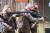 폴란드 중북부 플라스코즈 숲 속의 사격 훈련장에서 폴란드 시민들이 사격 자세를 배우고 있다. EPA=연합뉴스