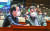 (임시국회 빨리 개최하려 본회의 중 다음 회기 공고) 윤호중 민주당 공동비대위원장(오른쪽)과 박홍근 원내대표가 27일 의원총회에서 대화하고 있다. 김상선 기자