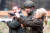 폴란드 중북부 플라스코즈 숲 속의 사격 훈련장에서 시민들이 사격 훈련을 하고 있다. 최근 폴란드에서는 사격 훈련이 큰 인기를 끌고 있다. EPA=연합뉴스
