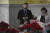 유리 글로단(30)이 27일(현지시각) 우크라이나 오데사의 한 성당에서 열린 3개월된 딸과 아내, 장모님의 장례식에서 촛불을 들고 있다. AP=연합뉴스