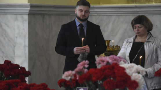 푸틴의 부활절 학살에 3개월 딸 잃은 아빠, 장례식장서 오열
