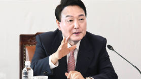 민주 "尹 지역 방문, 선거 개입" 국힘 "부산 간 文은 어떻고"
