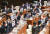 4월30일 영등포구 국회에서 열린 제 396회 임시회 본회의 시작에 앞서 국민의 힘 의원들이 박병석 국회의장에게 항의 하고 있다. 김성룡 기자