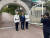 문재인 대통령이 1일 청와대 경비대원들에게 먼저 다가가 함께 기념사진을 찍고 있다. [사진 탁현민 페이스북]
