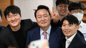 尹과 '어깨동무 셀카' 청년, 알고보니…200억 투자받은 로켓천재