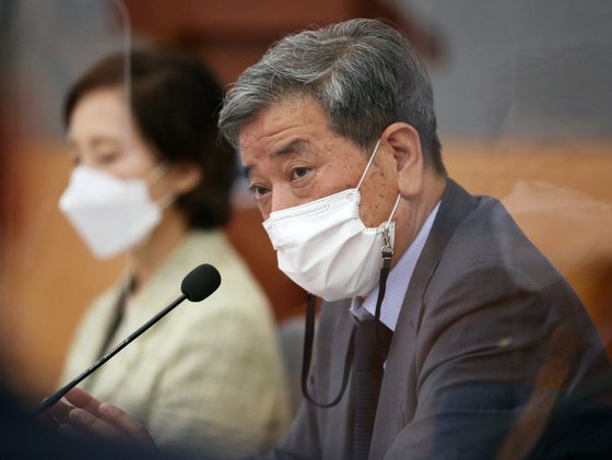 김진경 국가교육회의 의장이 지난해 5월 회의에서 발언하고 있다. 왼쪽은 유은혜 교육부 장관. [뉴스1]