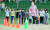 코로나19 사회적 거리두기 전면해제 첫날인 18일 오전 광주 남구의 한 초등학교에서 3학년 학생들이 입학 후 처음으로 운동장 체육대회를 하고 있다. 뉴시스