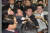 2000년 7월 24일 국회 운영위에서 새천년민주당의 간사인 천정배 수석부총무(가운데줄 왼쪽에서 둘째)가 국회법 개정안을 상정하고 통과를 선포하자 한나라당 의원들이 의사봉을 빼앗기 위해 몸싸움을 벌이고 있다. [중앙포토]