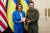 볼로디미르 젤렌스키 우크라이나 대통령(오른쪽)이 지난달 30일 키이우를 방문한 낸시 펠로시 미국 하원의장에게 "양국의 협력 강화와 지원에 공헌했다"며 훈장을 수여하고 있다. AFP=연합뉴스