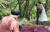 웨딩 시즌을 앞두고 지난달 27일 대전 서구에 위치한 웨딩스튜디오 앞 공원에서 예비 신랑, 신부가 웨딩촬영을 하고 있다. 뉴스1