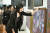 13일(현지시간) 싱가포르 국립미술관에서 열린 '삼성전자 2022년 TV 신제품 출시 행사'에서 참석자들이 라이프스타일 TV '더 프레임'을 체험하고 있다. [뉴스1]