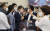 김성주 더불어민주당 의원(왼쪽 네번째)과 강기윤 국민의힘 의원이 3일 오전 서울 여의도 국회에서 열린 정호영 보건복지부 장관 후보자 인사청문회에서 정 후보자가 제출한 아들의 MRI 자료 놓고 실랑이를 벌이고 있다. 김성룡 기자