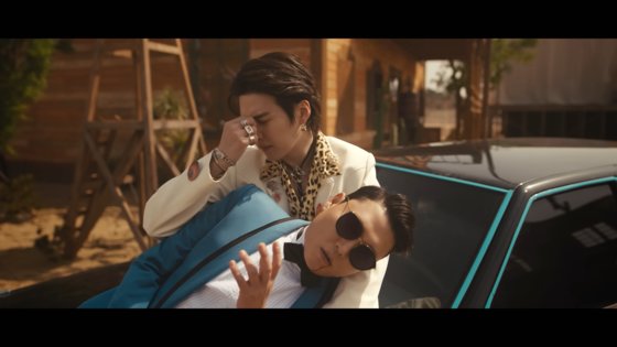 Dalam video musik untuk lagu utama album kesembilan Psy 'That One', terdapat adegan di mana Suga BTS menampar Psy dan berdarah. [Tangkapan YouTube Psy]