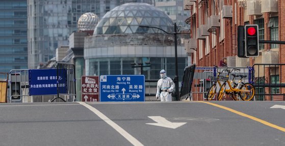 지난 2일 중국 상하이의 도로가 봉쇄된 모습. EPA=연합뉴스