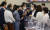 김성주 더불어민주당 의원(왼쪽 네번째)과 강기윤 국민의힘 의원이 3일 오전 서울 여의도 국회에서 열린 정호영 보건복지부 장관 후보자 인사청문회에서 정 후보자가 제출한 아들의 MRI 자료 놓고 실랑이를 벌이고 있다. 김성룡 기자