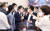 김성주 더불어민주당 의원(왼쪽 네번째)과 강기윤 국민의힘 의원이 3일 오전 서울 여의도 국회에서 열린 정호영 보건복지부 장관 후보자 인사청문회에서 정 후보자가 제출한 아들의 MRI 자료 놓고 실랑이를 벌이고 있다.김성룡 기자