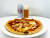 진한 홉의 향과 기분 좋은 쓴맛을 가진 홉하우스 13 라거는 토마토소스 피자와 잘 어울린다. 사진 손봉균